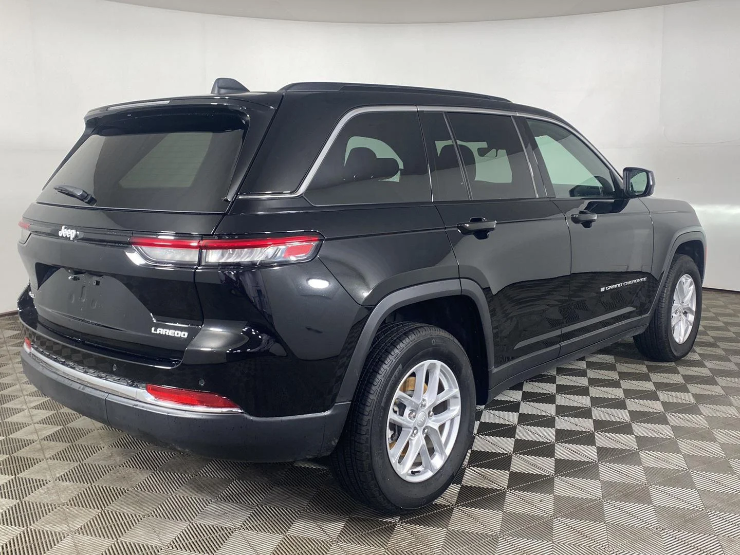 Used 2026 Diamond Black Crystal Pearlcoat Jeep Laredo X image 3