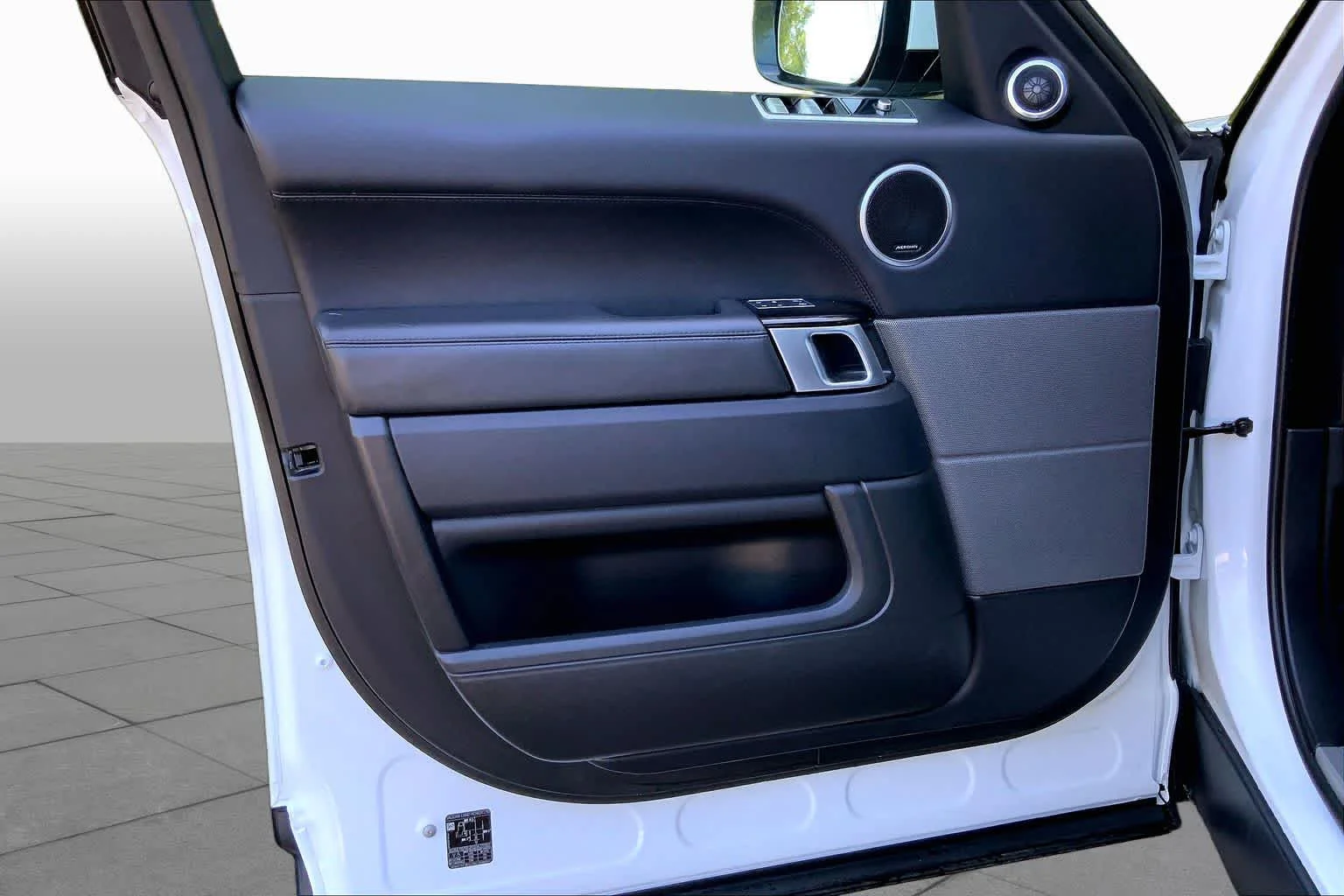 Used 2018 Fuji White Land Rover HSE image 21