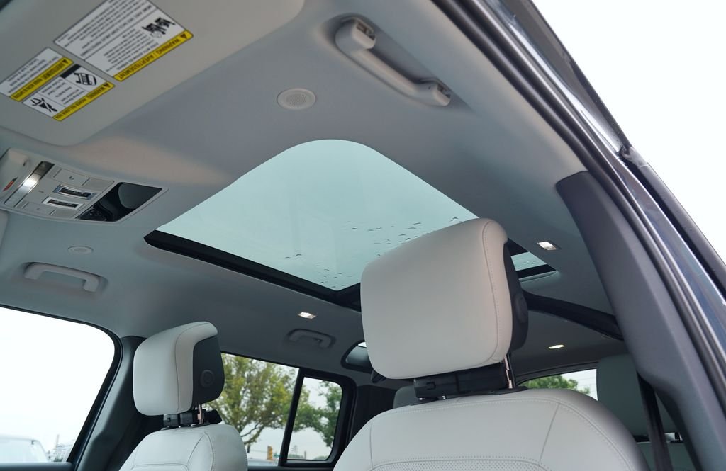 New 2026 Tasman Blue Land Rover X-Dynamic SE image 13