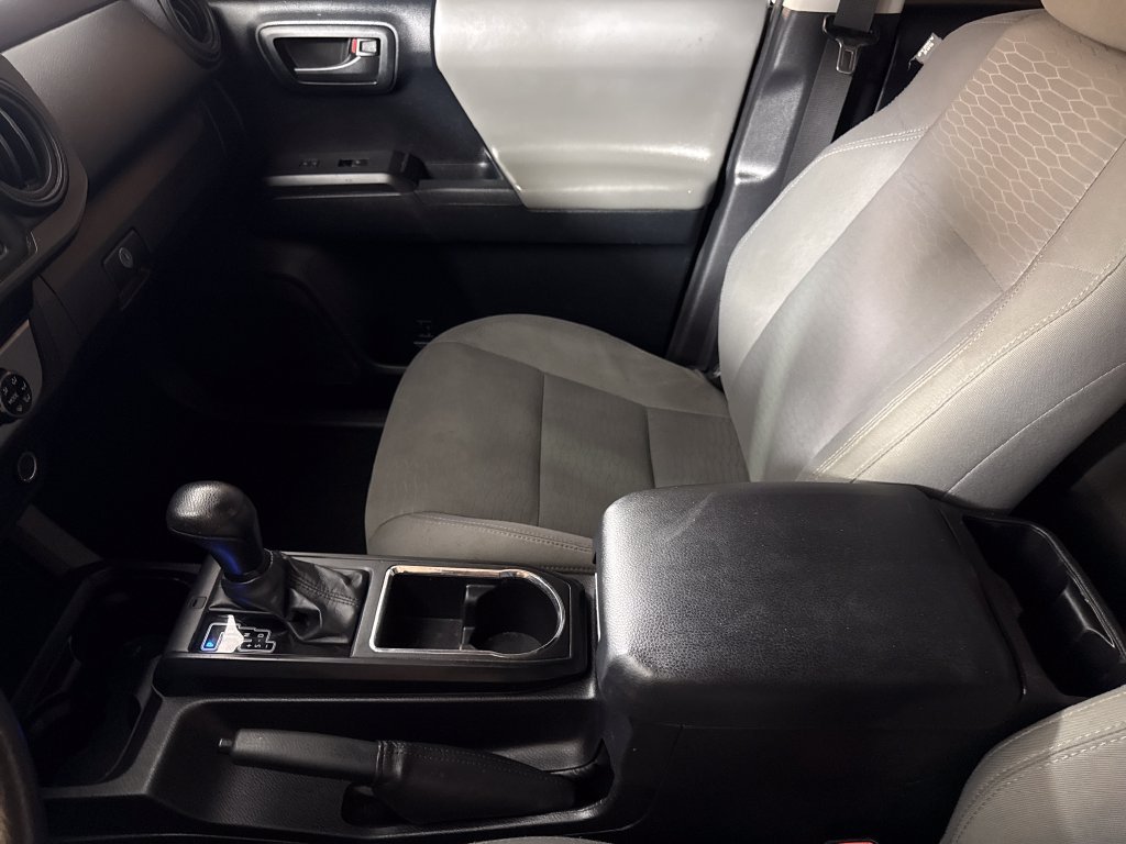 Used 2016 White Toyota SR image 19
