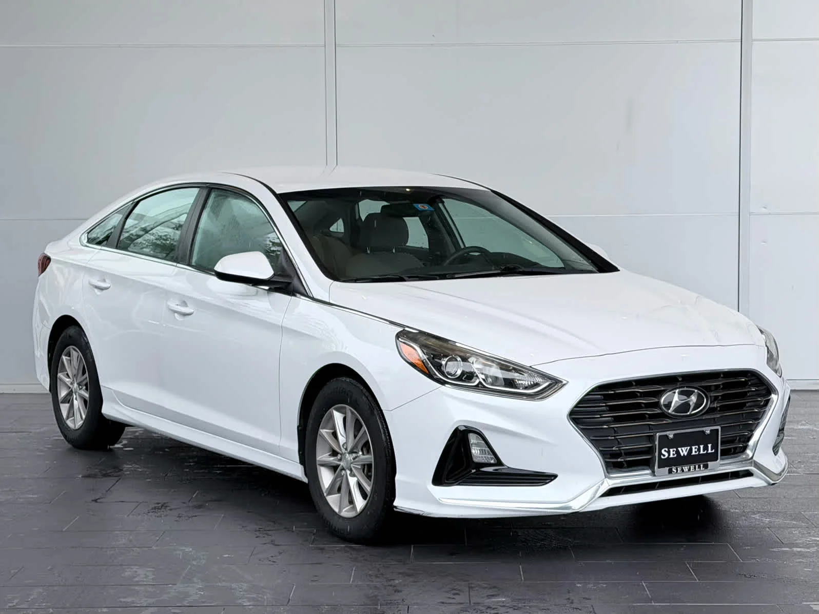 Used 2019  Hyundai SE image 3