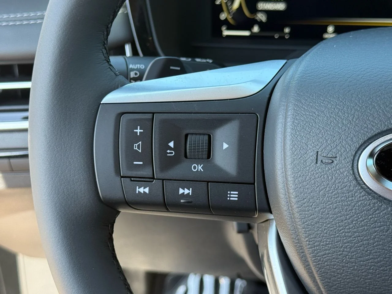 New 2027 MINERAL BLACK INFINITI Luxe FWD image 16