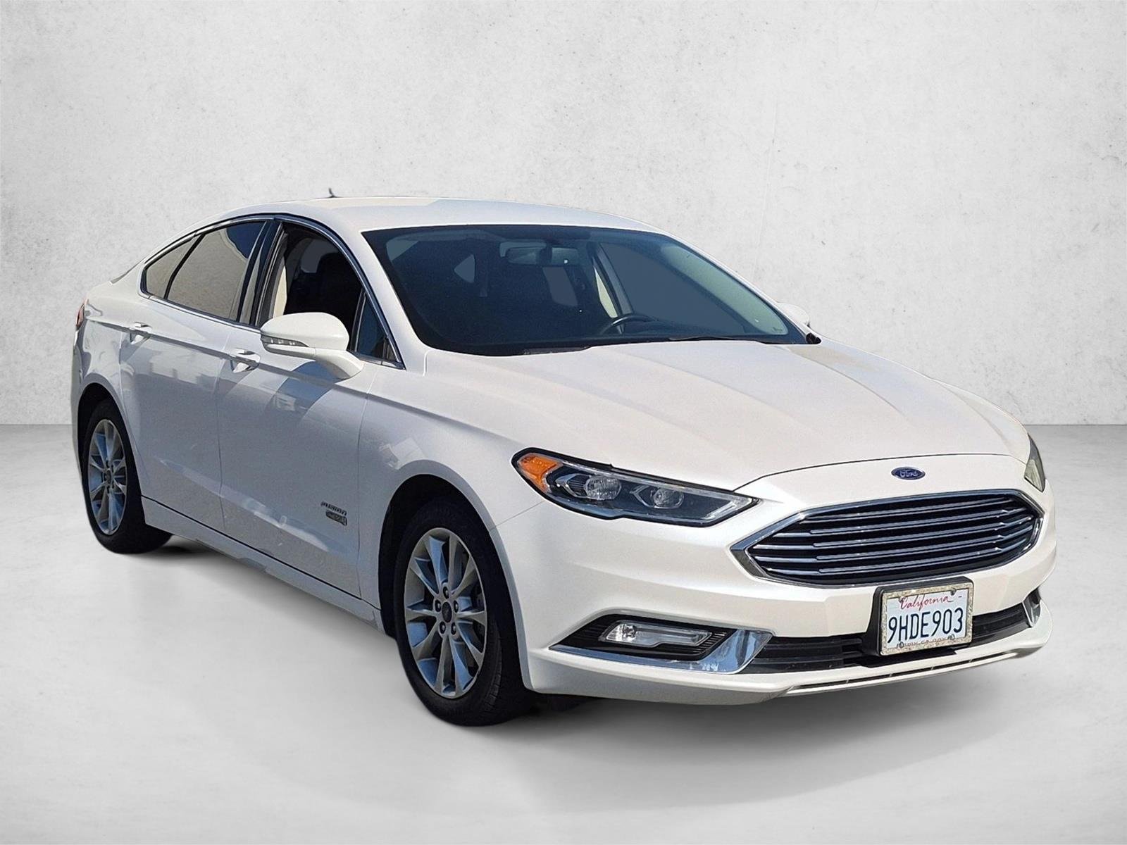 Used 2017 White Platinum Metallic Tri-Coat Ford Titanium image 3