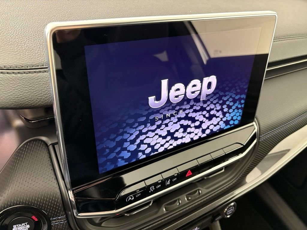 New 2026 Silver Zynith Metallic Clearcoat Jeep Latitude image 25