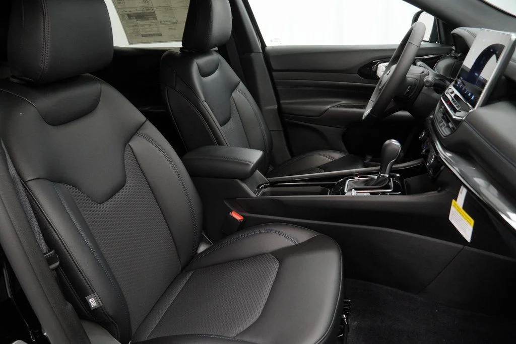 New 2026 Diamond Black Crystal Pearlcoat Jeep Latitude image 33