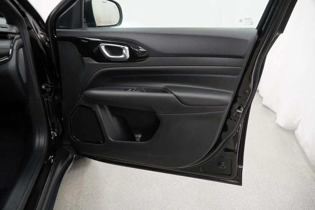 New 2026 Diamond Black Crystal Pearlcoat Jeep Latitude image 34