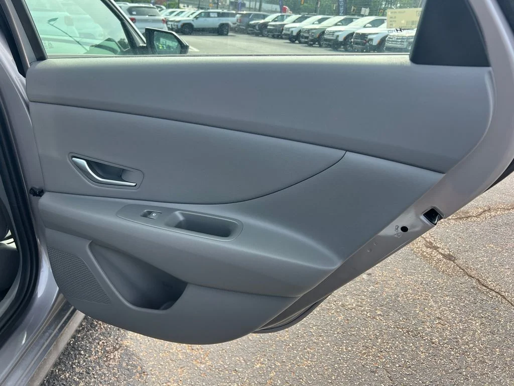 2025 Hyundai Elantra Blue - Photo 16