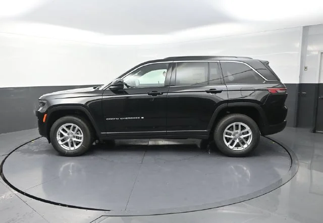 New 2026 Diamond Black Crystal Pearl-Coat Exterior Paint Jeep Laredo X image 5