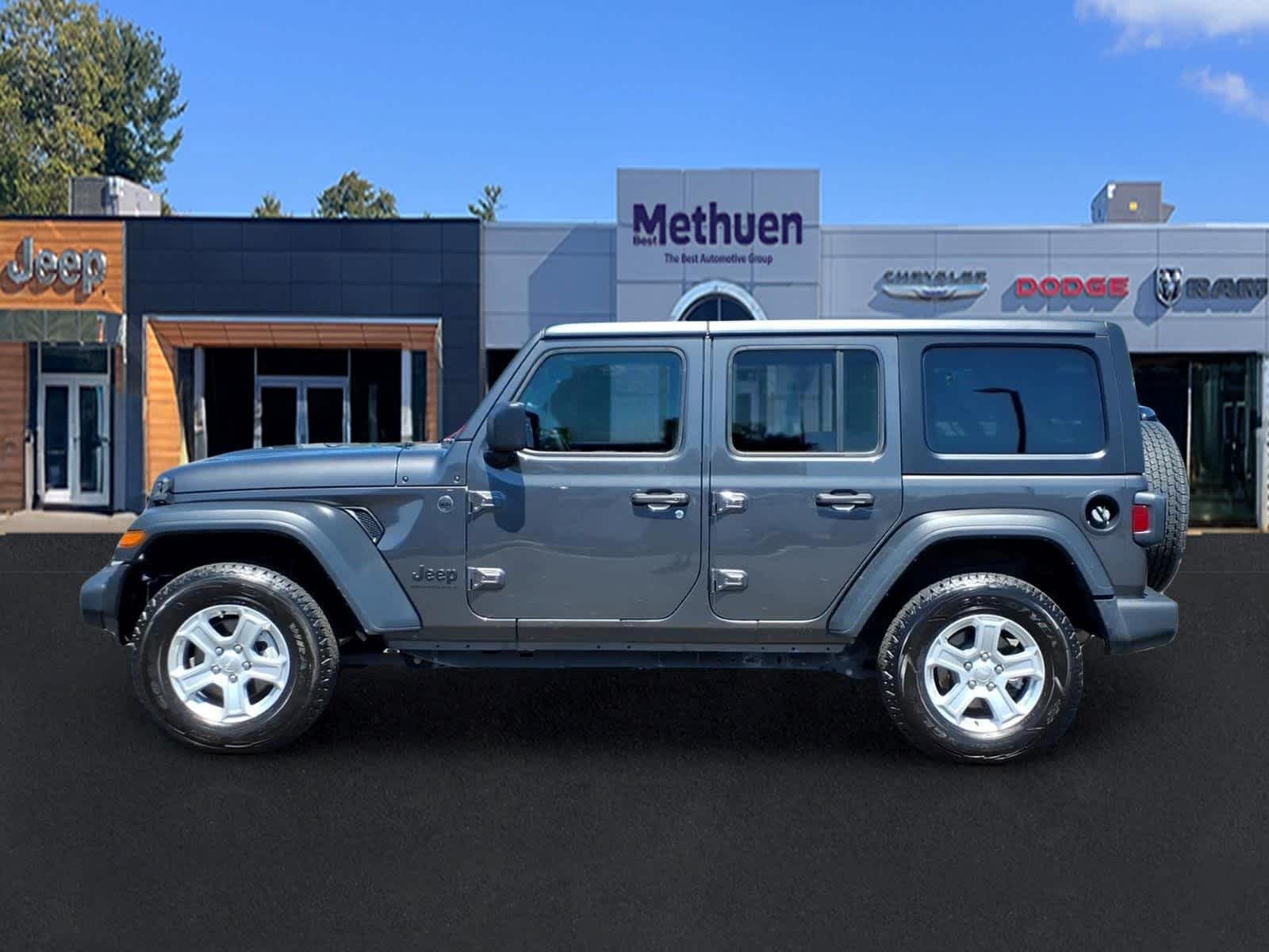 Used 2023 Granite Crystal Metallic Clearcoat Jeep Sport S image 8