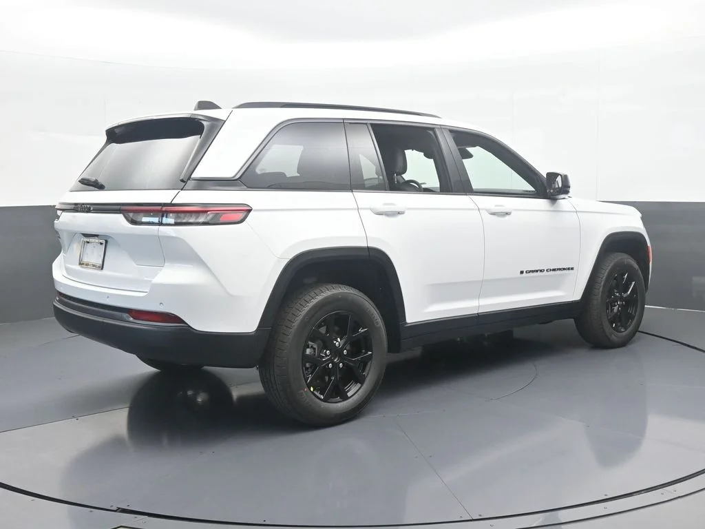 New 2026 Bright White Clear-Coat Exterior Paint Jeep Laredo image 4