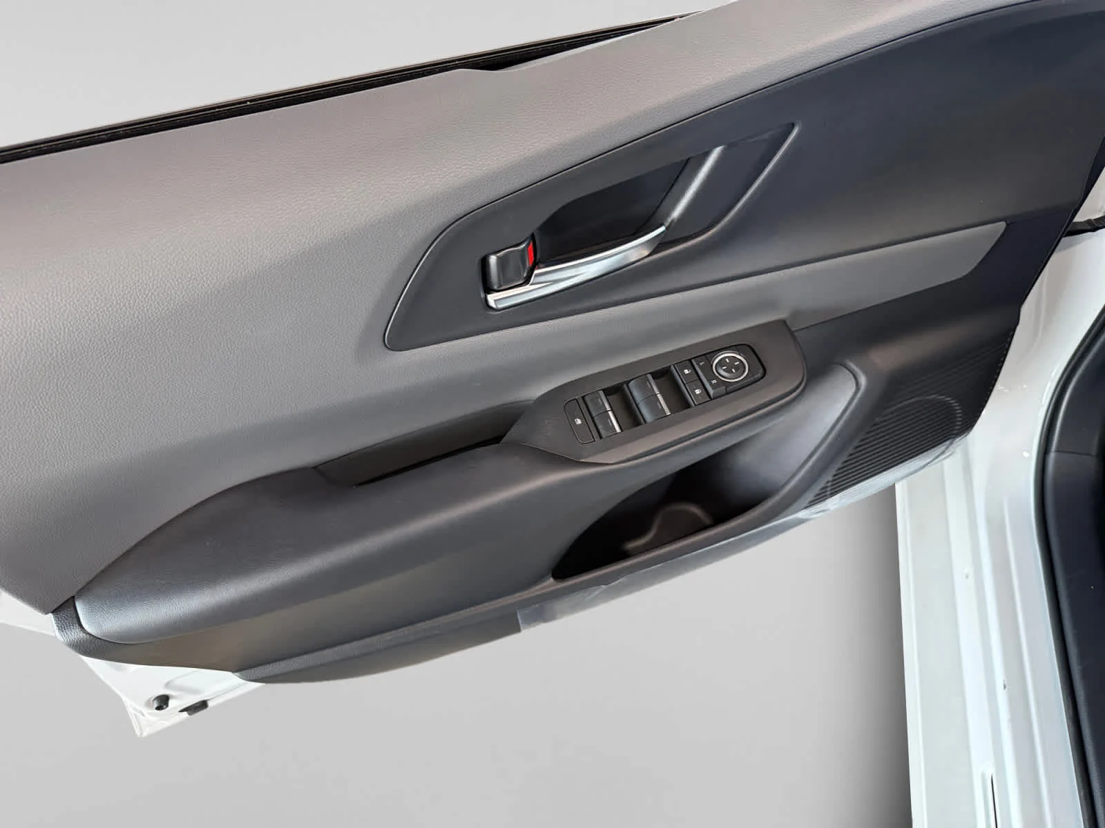 2027 Toyota Prius XLE - Photo 10