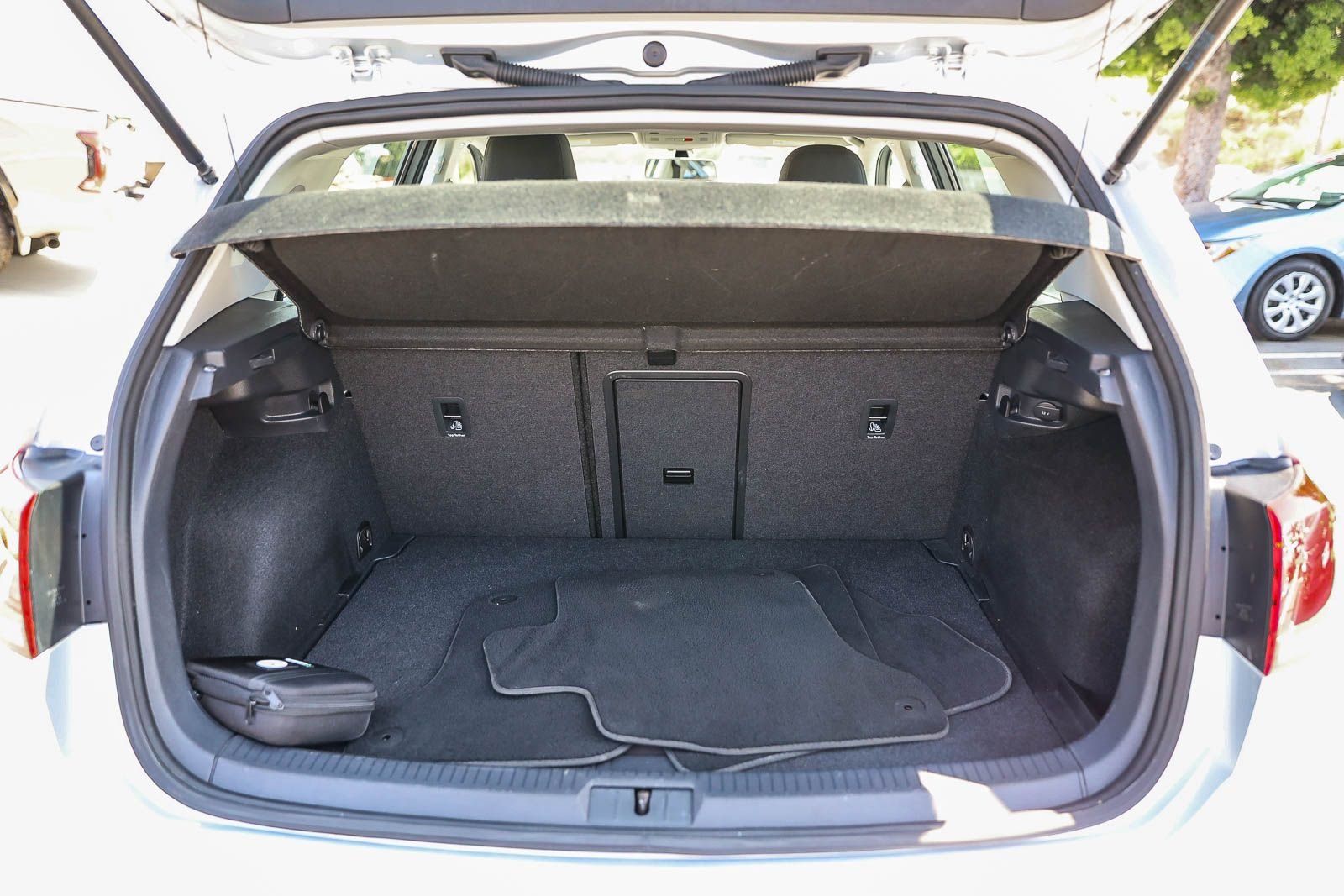 Used 2019 Reflex Silver Metallic Volkswagen SE image 26