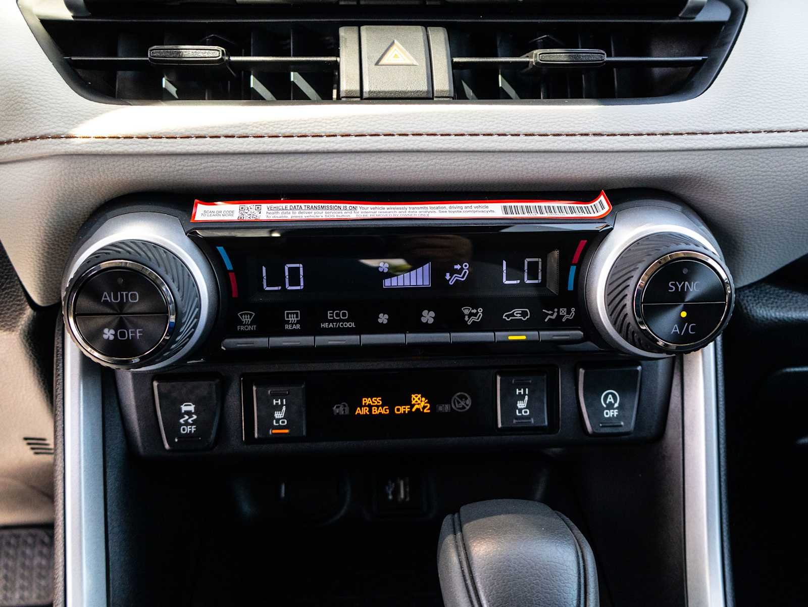 2025 Toyota RAV4 XLE - Photo 29