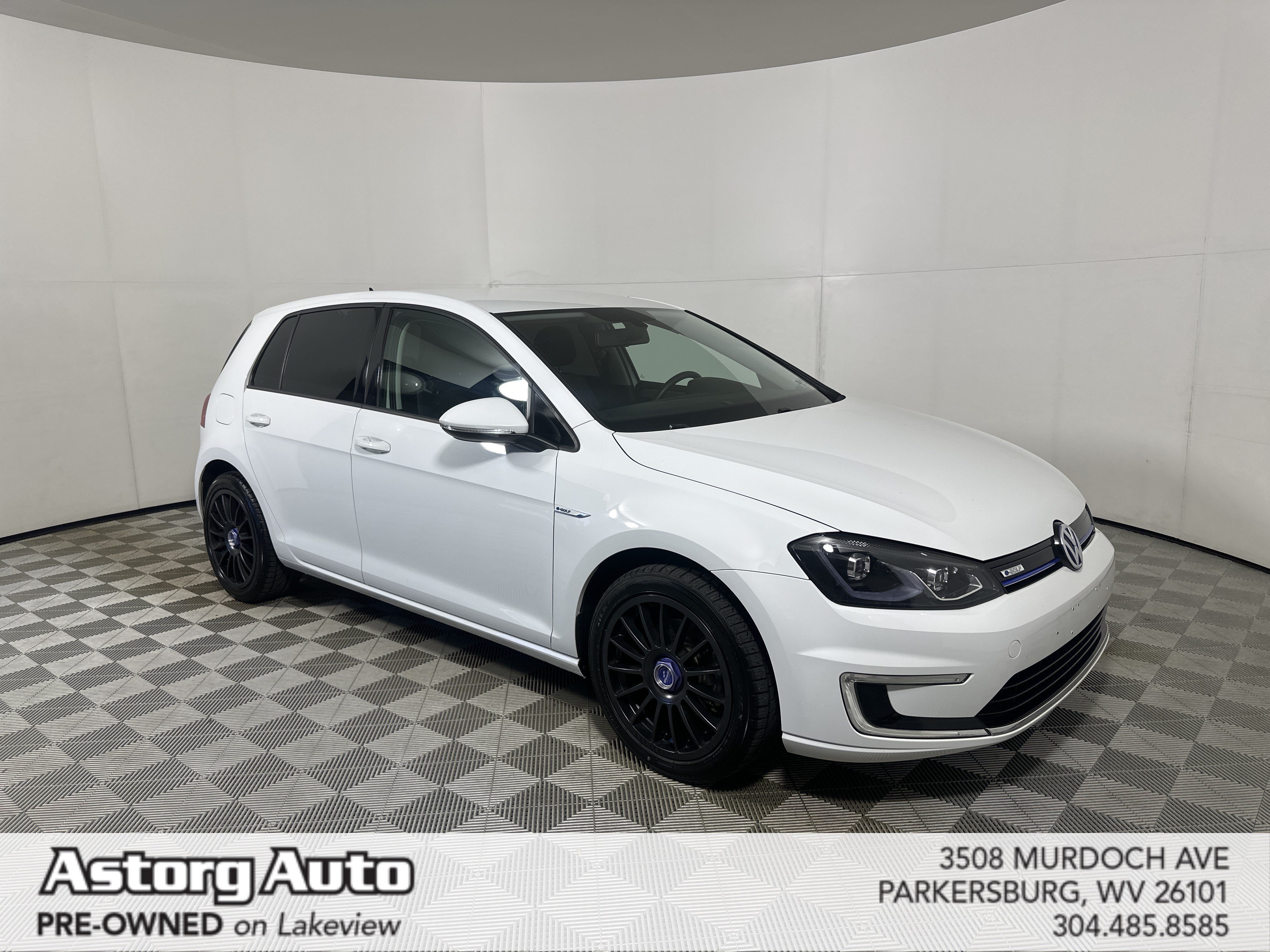 Used 2016 White Volkswagen SE image 1