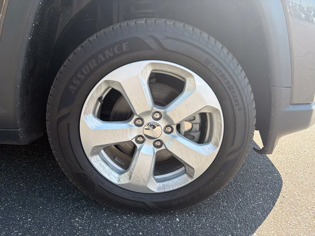 Used 2019 Gray Jeep Latitude image 4