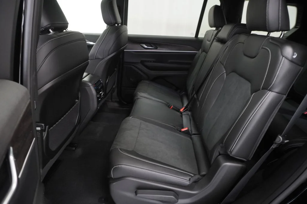 New 2026 Diamond Black Crystal Pearl-Coat Exterior Paint Jeep Altitude image 17