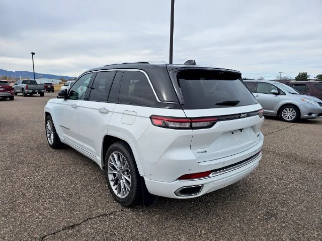 Used 2023  Jeep Summit image 12