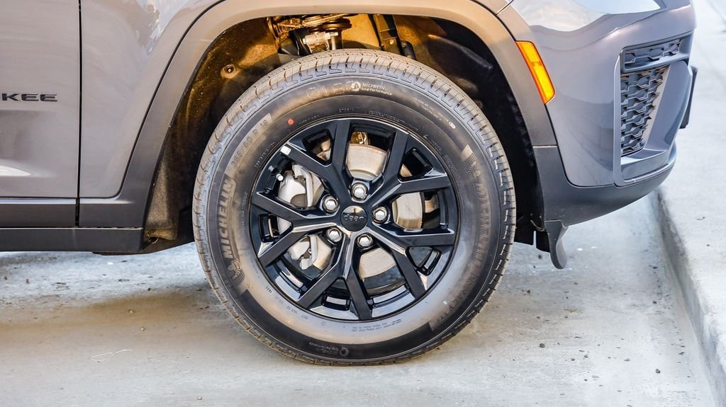 New 2026 Baltic Gray Metallic Clearcoat Jeep Altitude image 11