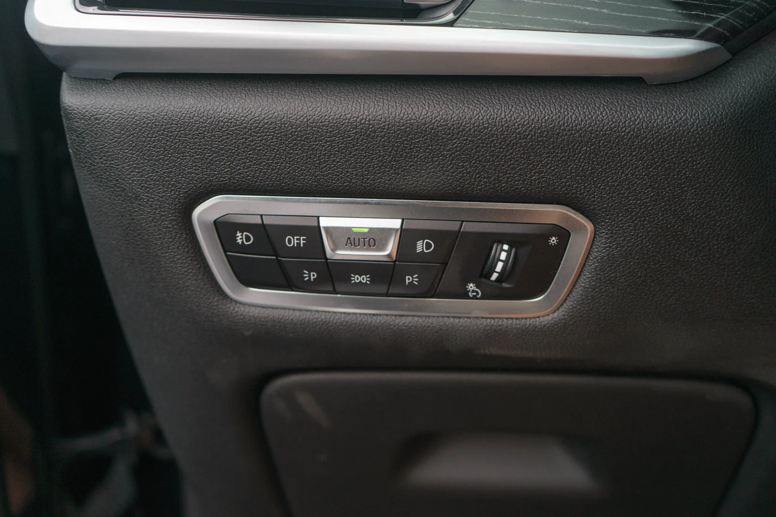 Used 2020 Carbon Black Metallic BMW xDrive40i image 28