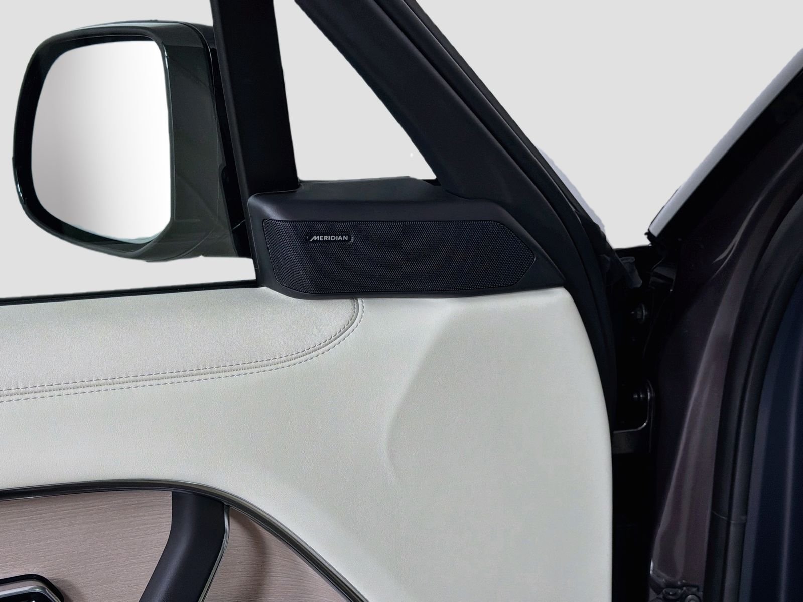 New 2026 Charente Grey LAND ROVER SE image 21