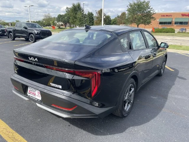 2025 Kia K4 LXS - Photo 33