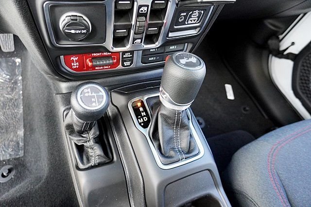 New 2026 Bright White Clear-Coat Exterior Paint Jeep Rubicon image 37