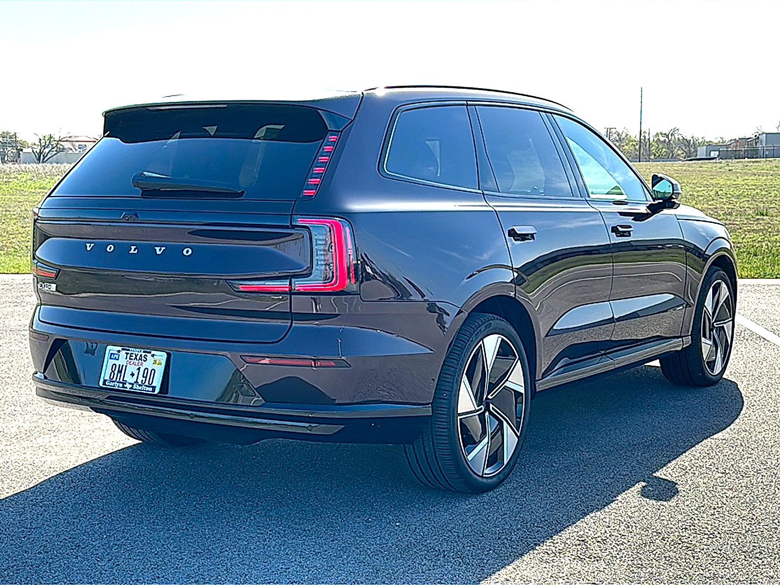 New 2025 Mulberry Red Volvo Ultra image 8