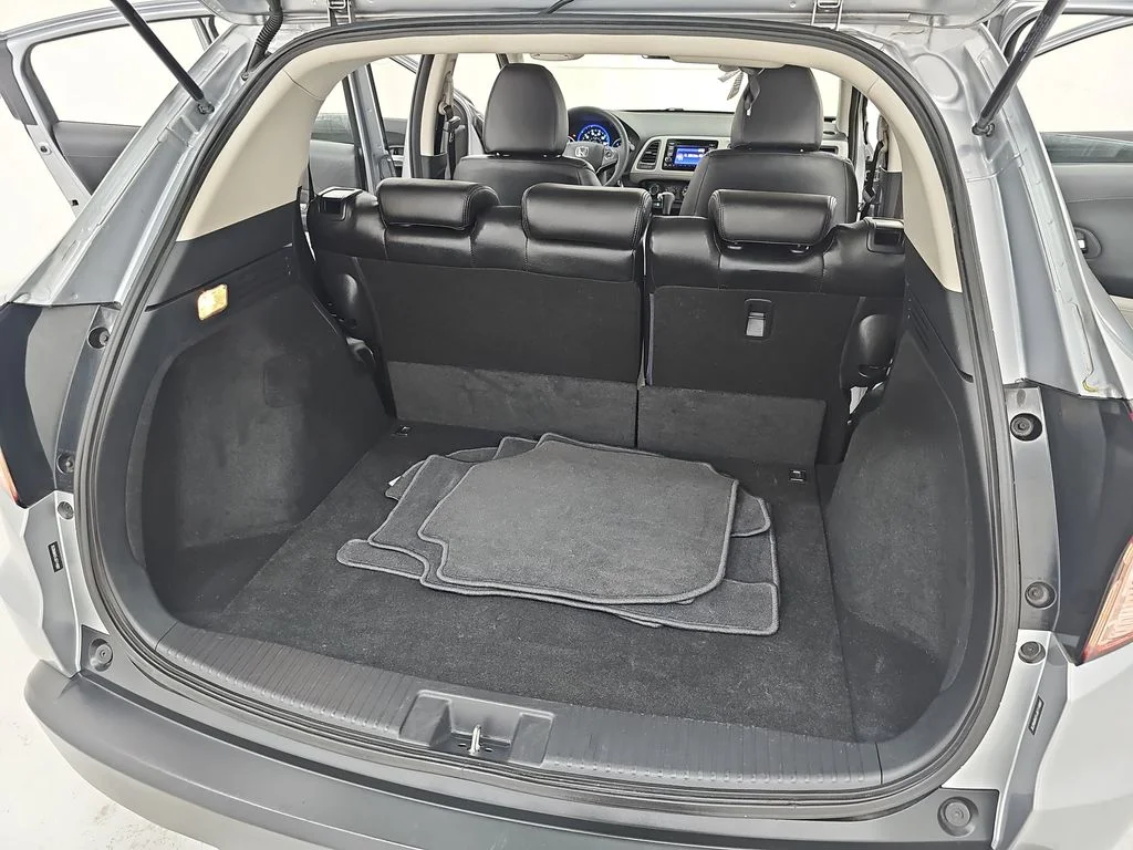 Used 2018 Silver Honda LX image 16