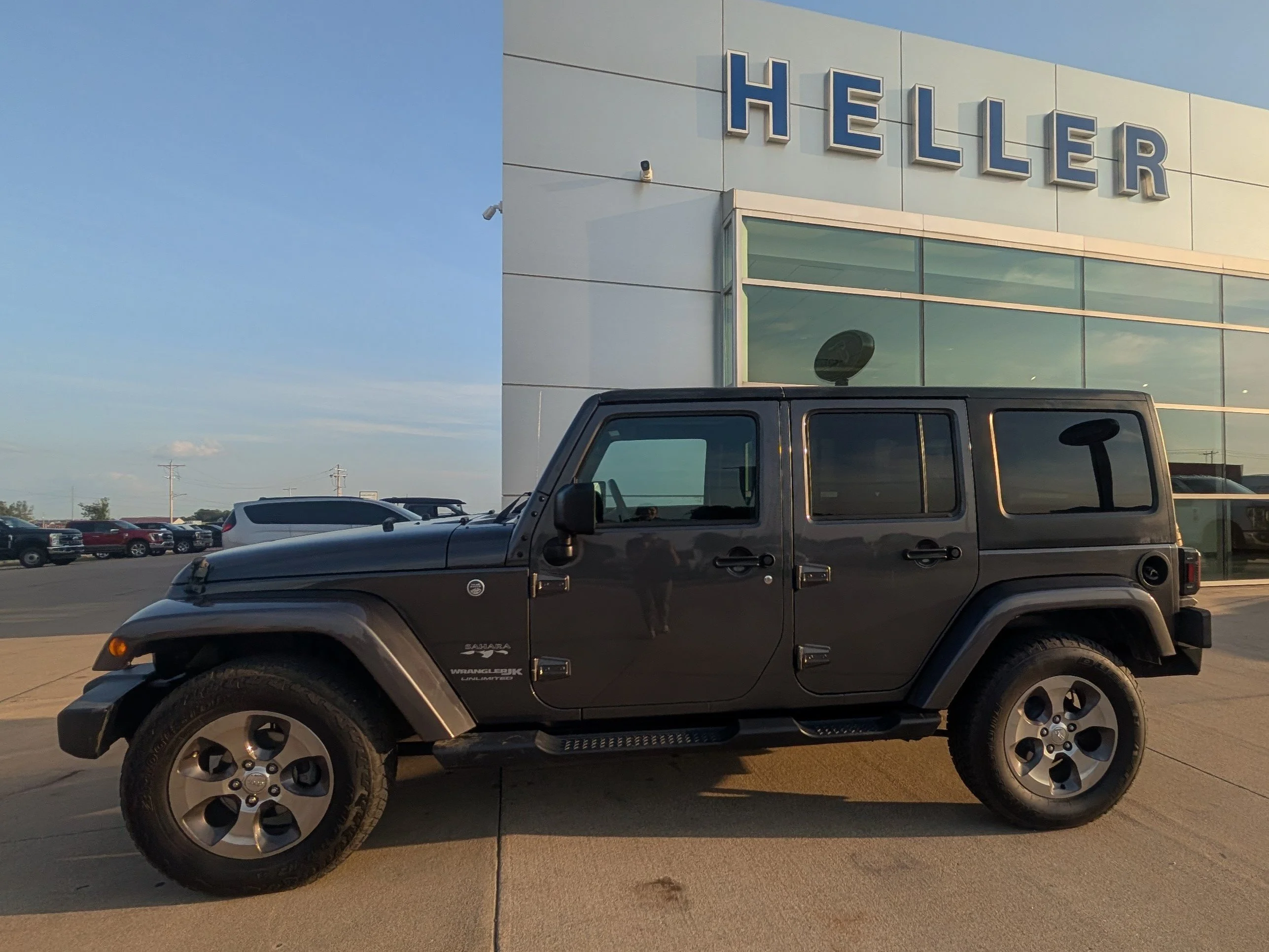 Used 2018 Granite Crystal Metallic Clearcoat Jeep Sahara image 3