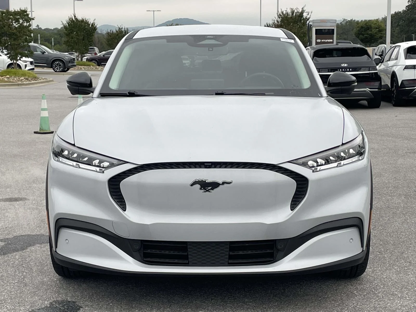 Used 2023 Space White Metallic Ford Select image 24
