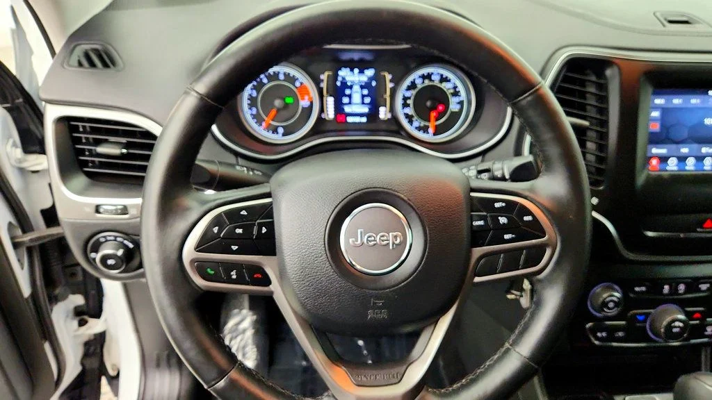 Used 2019 Bright White Clearcoat Jeep Latitude FWD image 13