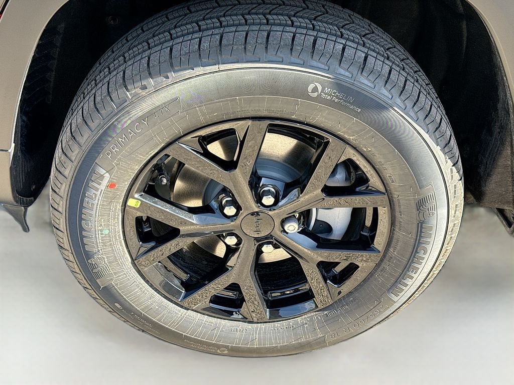 New 2026 Diamond Black Crystal Pearl-Coat Exterior Paint Jeep Laredo Altitude image 9