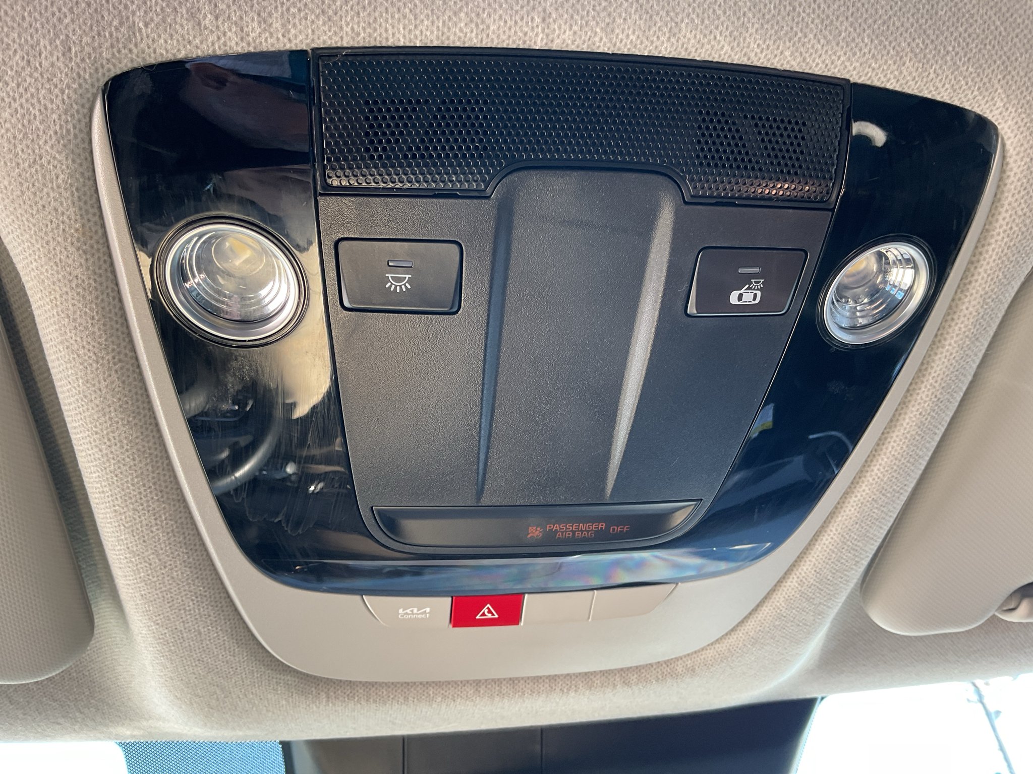 Used 2025 Clear White/Black Roof Kia S image 27