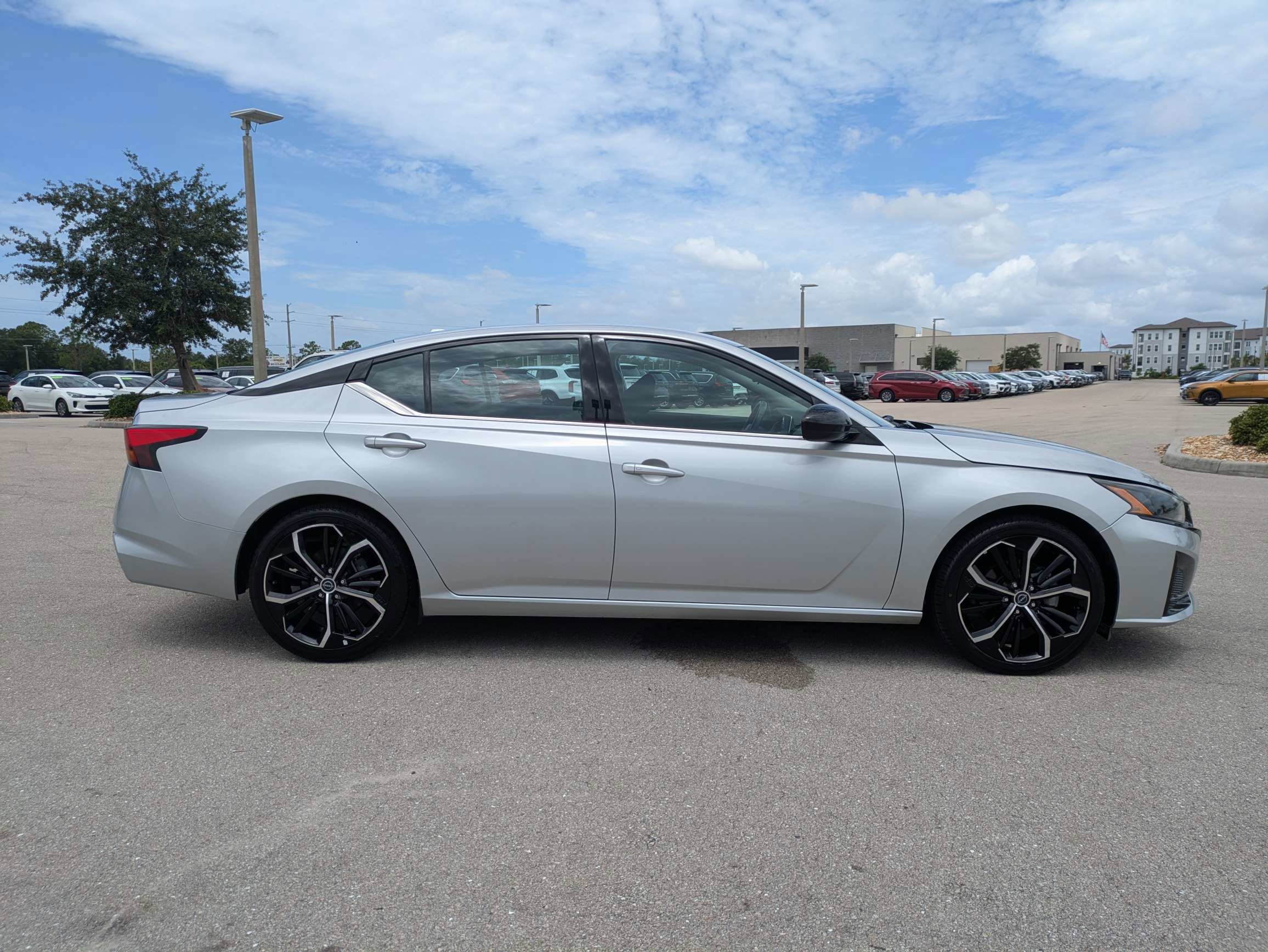 2023 Nissan Altima SR - Photo 4