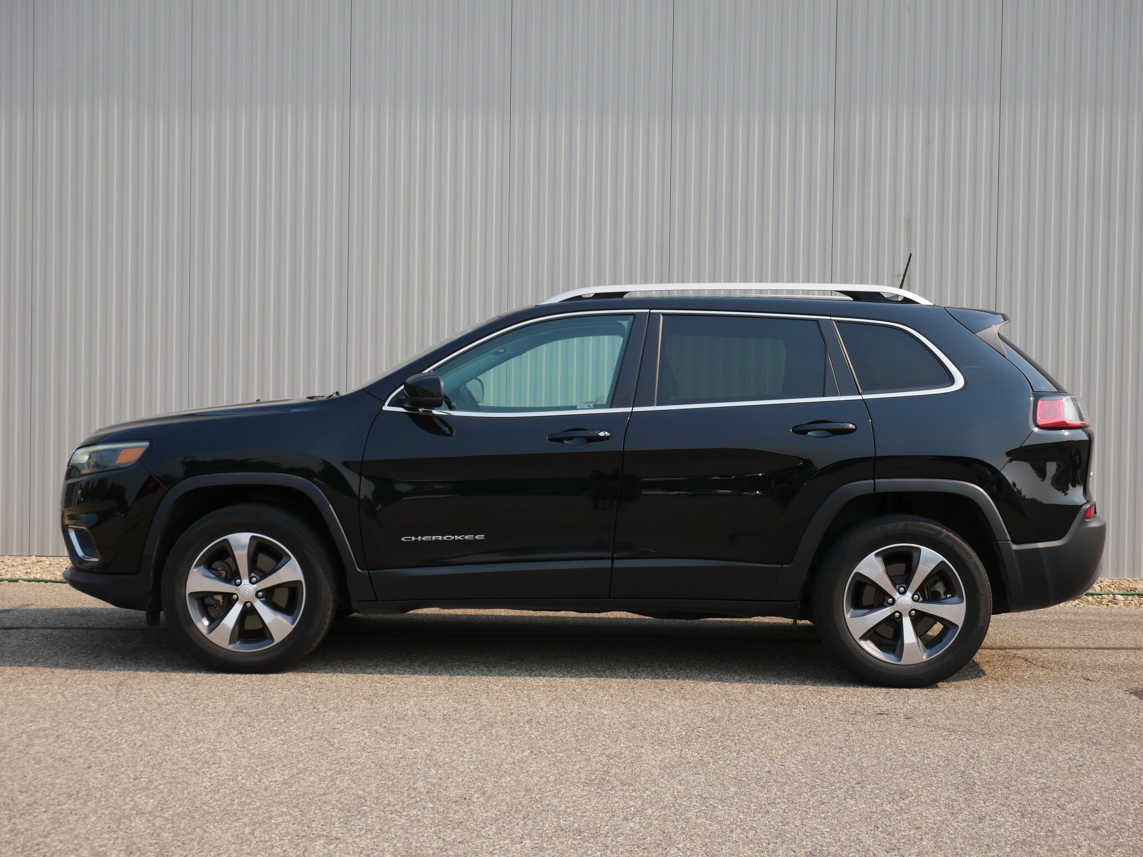 Used 2020 Jeep Cherokee Limited with VIN 1C4PJMDX4LD578688 for sale in Hastings, Minnesota