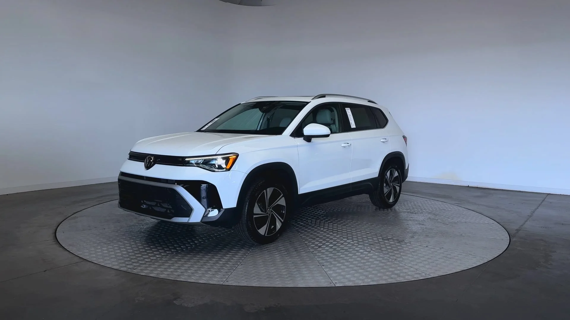 Used 2025 Pure White Volkswagen SE image 4