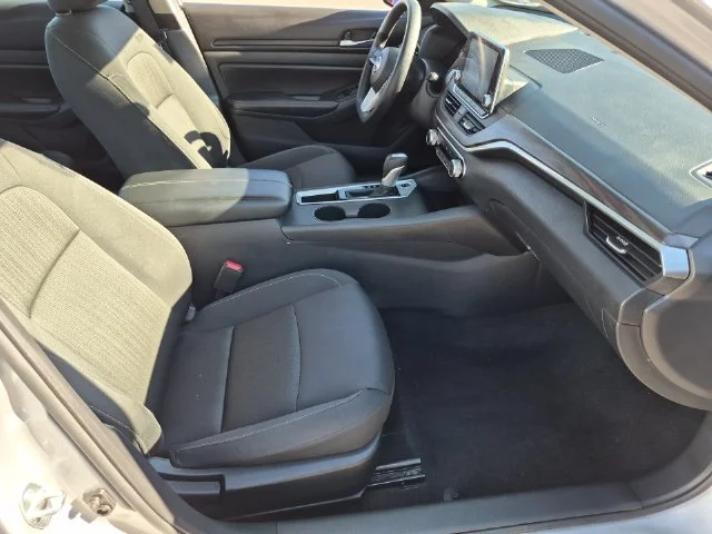 Used 2025 Silver Nissan 2.5 SV image 39