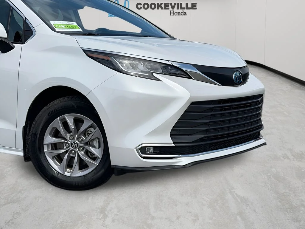 Used 2022 Wind Chill Pearl Toyota XLE image 3