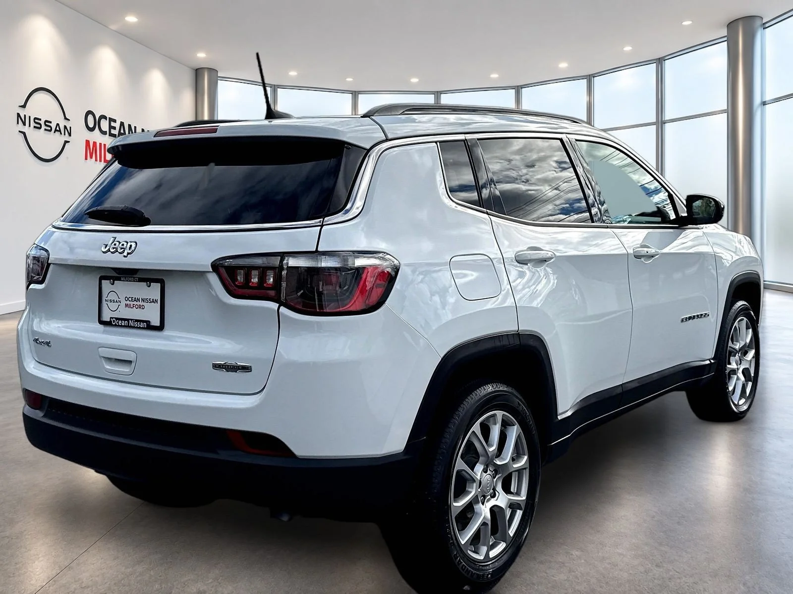 Used 2023 Bright White Clearcoat Jeep Latitude Lux image 5