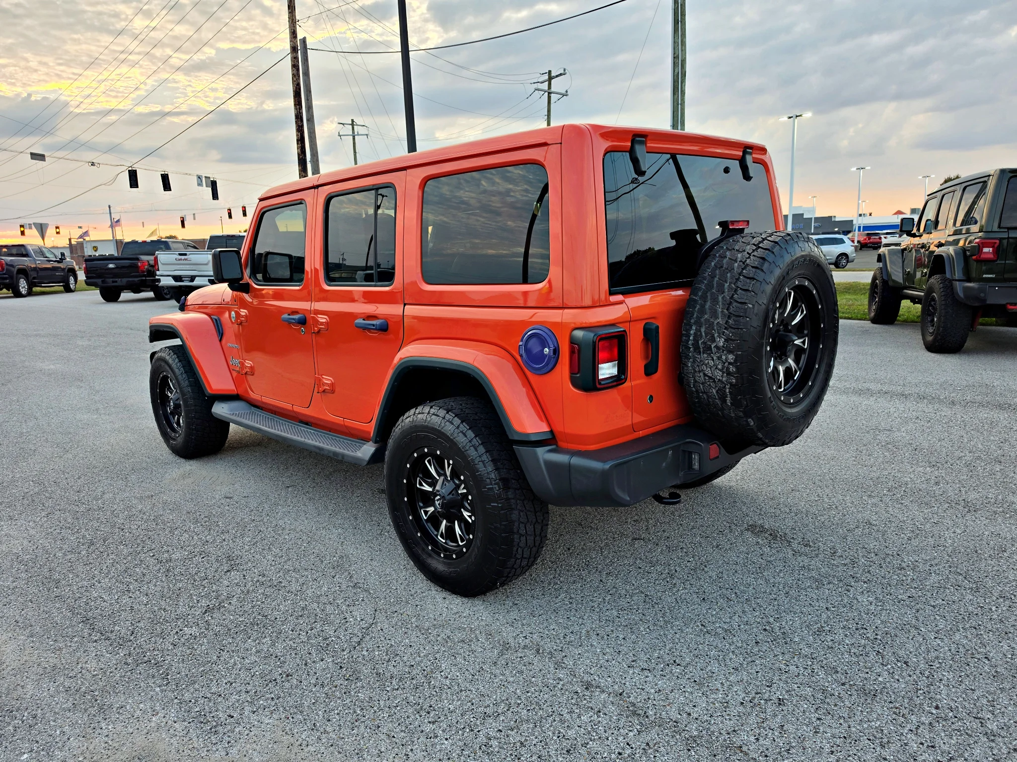 Used 2019 Punkn Metallic Clearcoat Jeep Sahara image 8