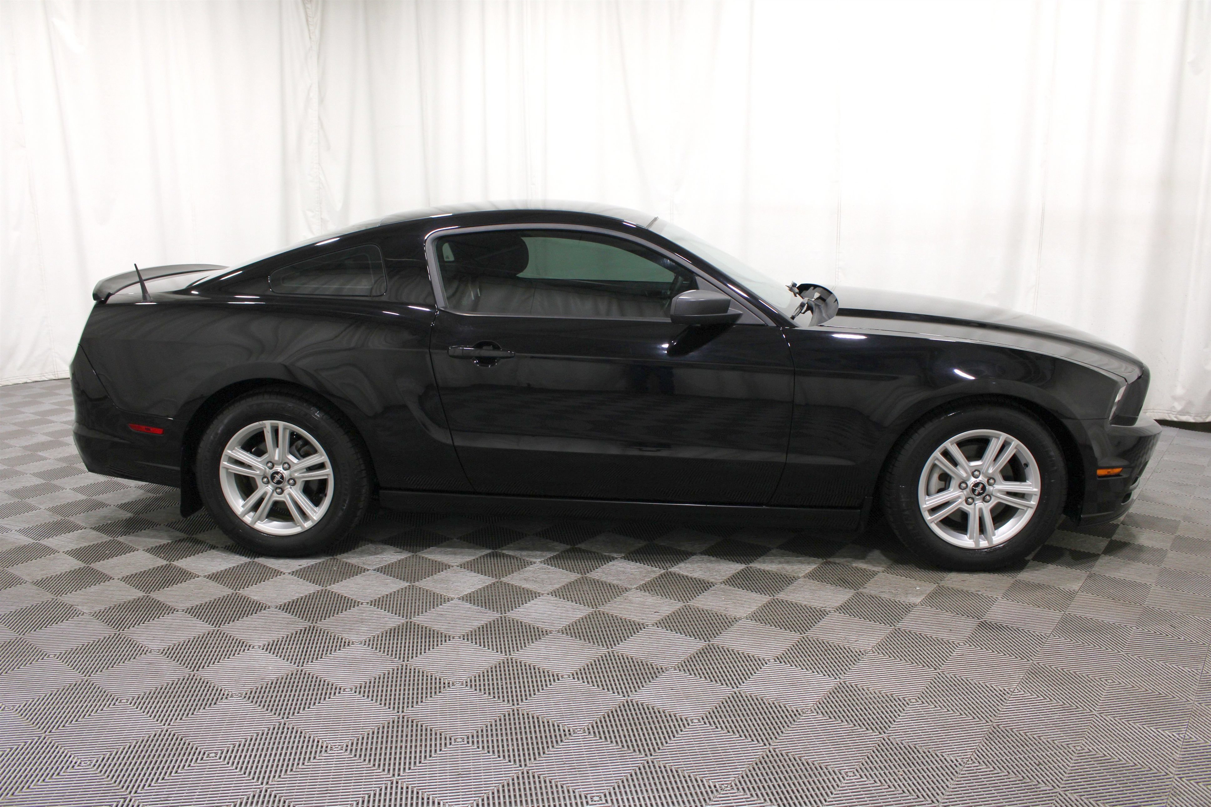Used 2013 Black Ford V6 image 23