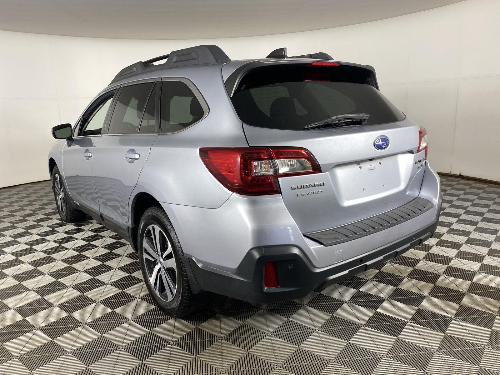 Used 2018 Ice Silver Metallic Subaru Limited image 8