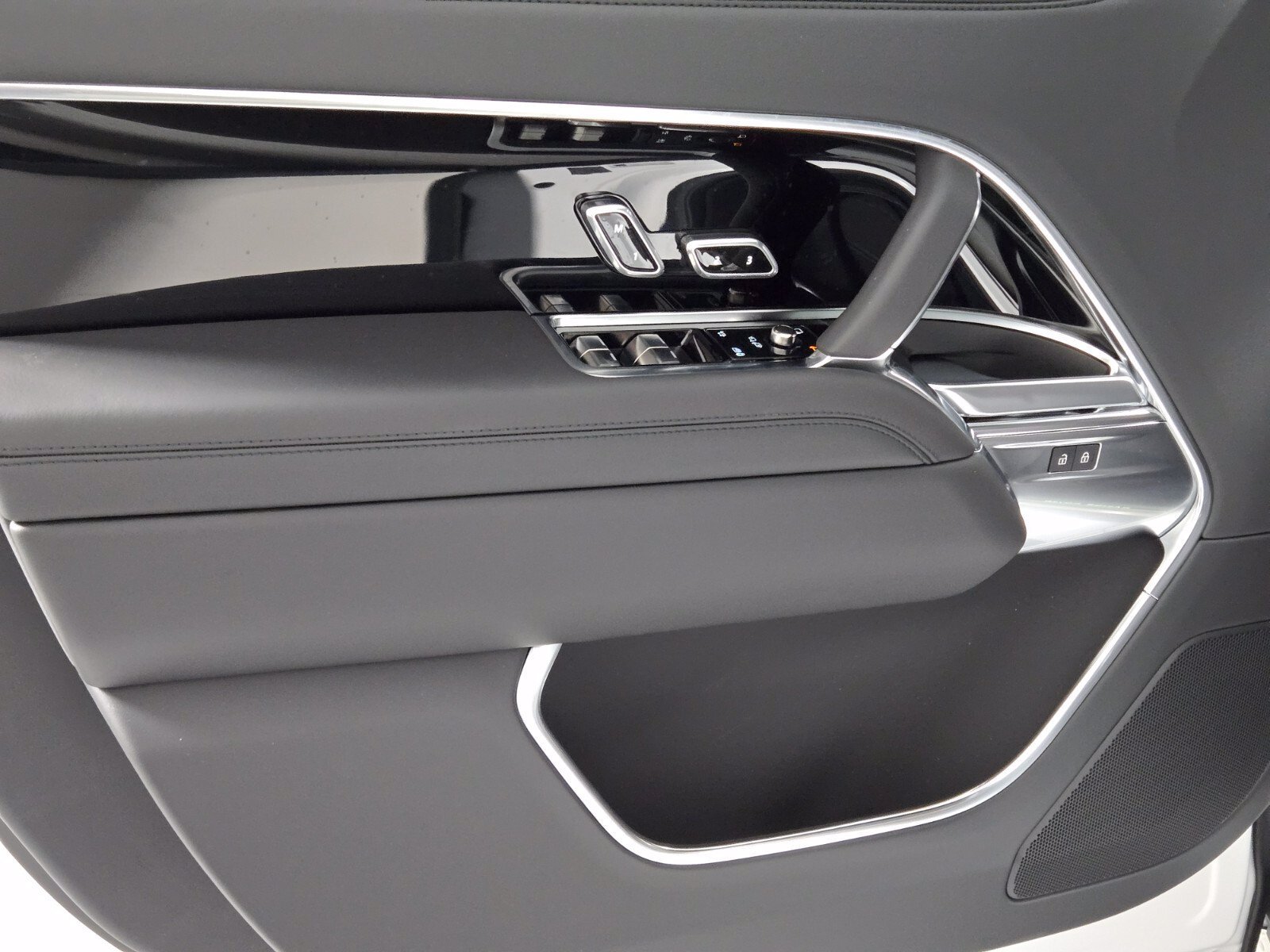 New 2026 Icy White Satin Land Rover SE image 22