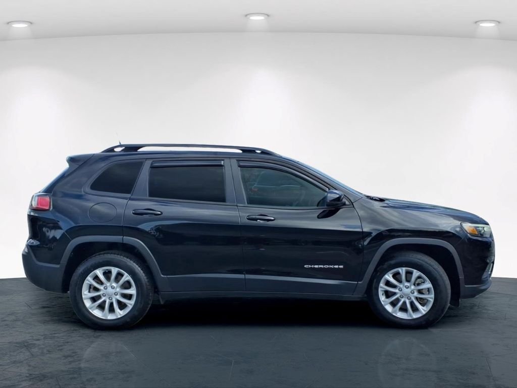 Used 2022 Black Jeep Latitude Lux image 5