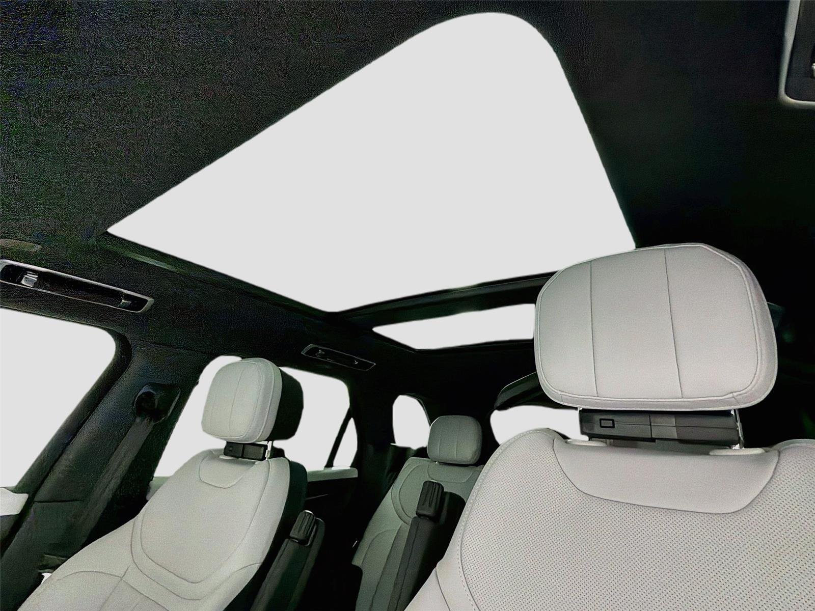 New 2026 Fuji White Land Rover Dynamic SE image 22