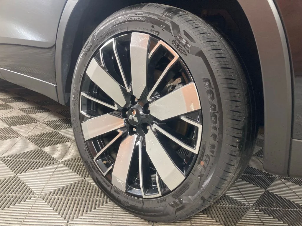 Used 2025  Mitsubishi SE image 22