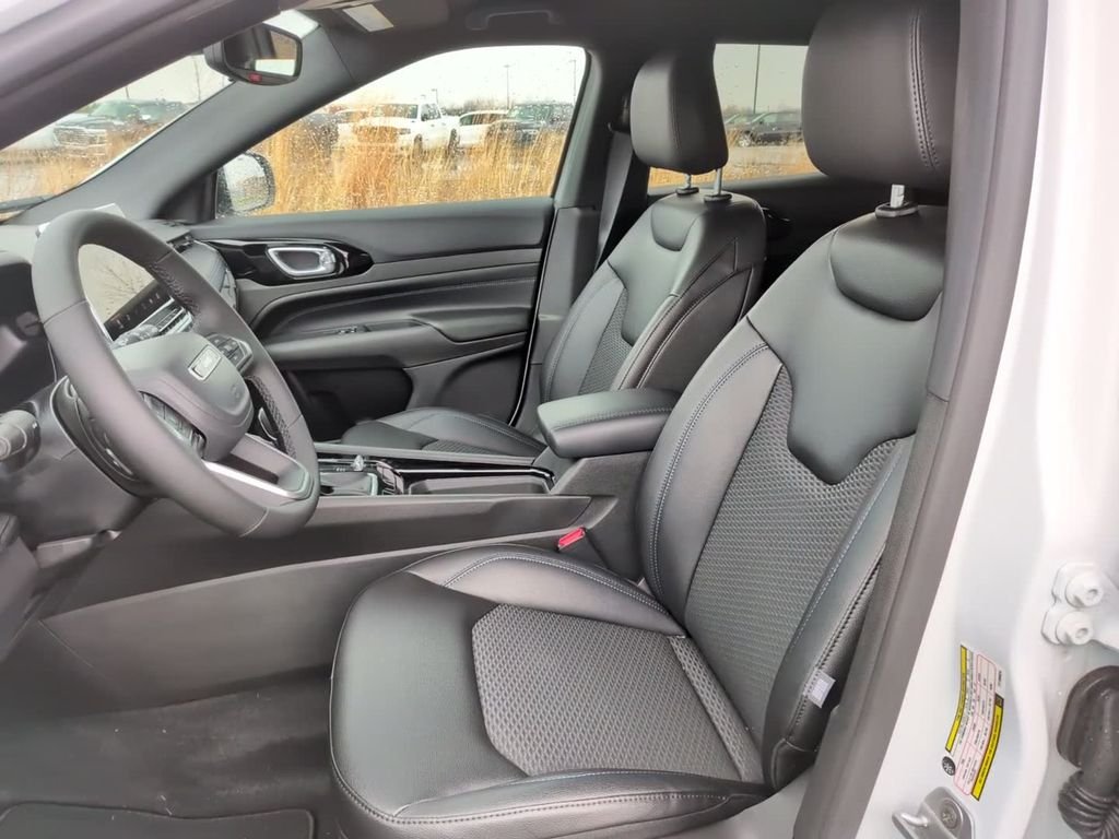 New 2026 White Jeep Latitude image 19