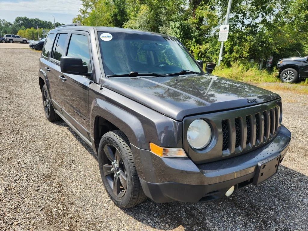 Used 2015 Gray Jeep Sport image 3