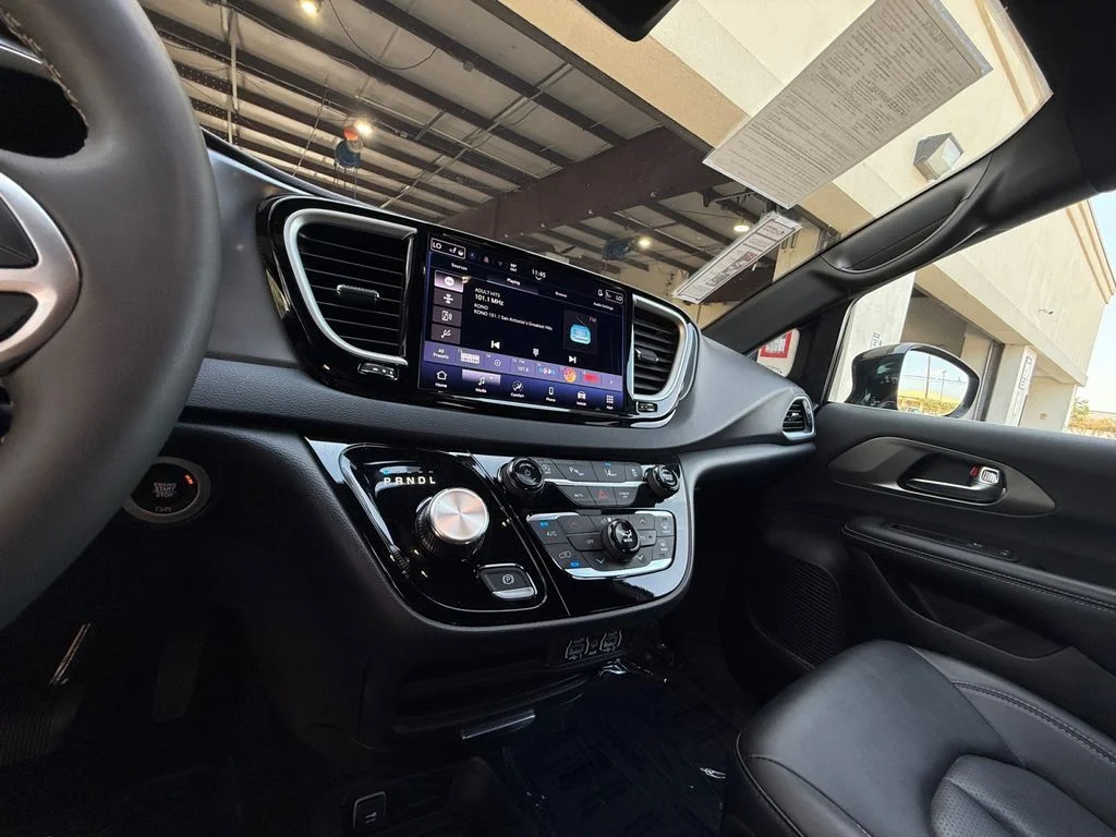 Used 2025 Black Chrysler Select image 23