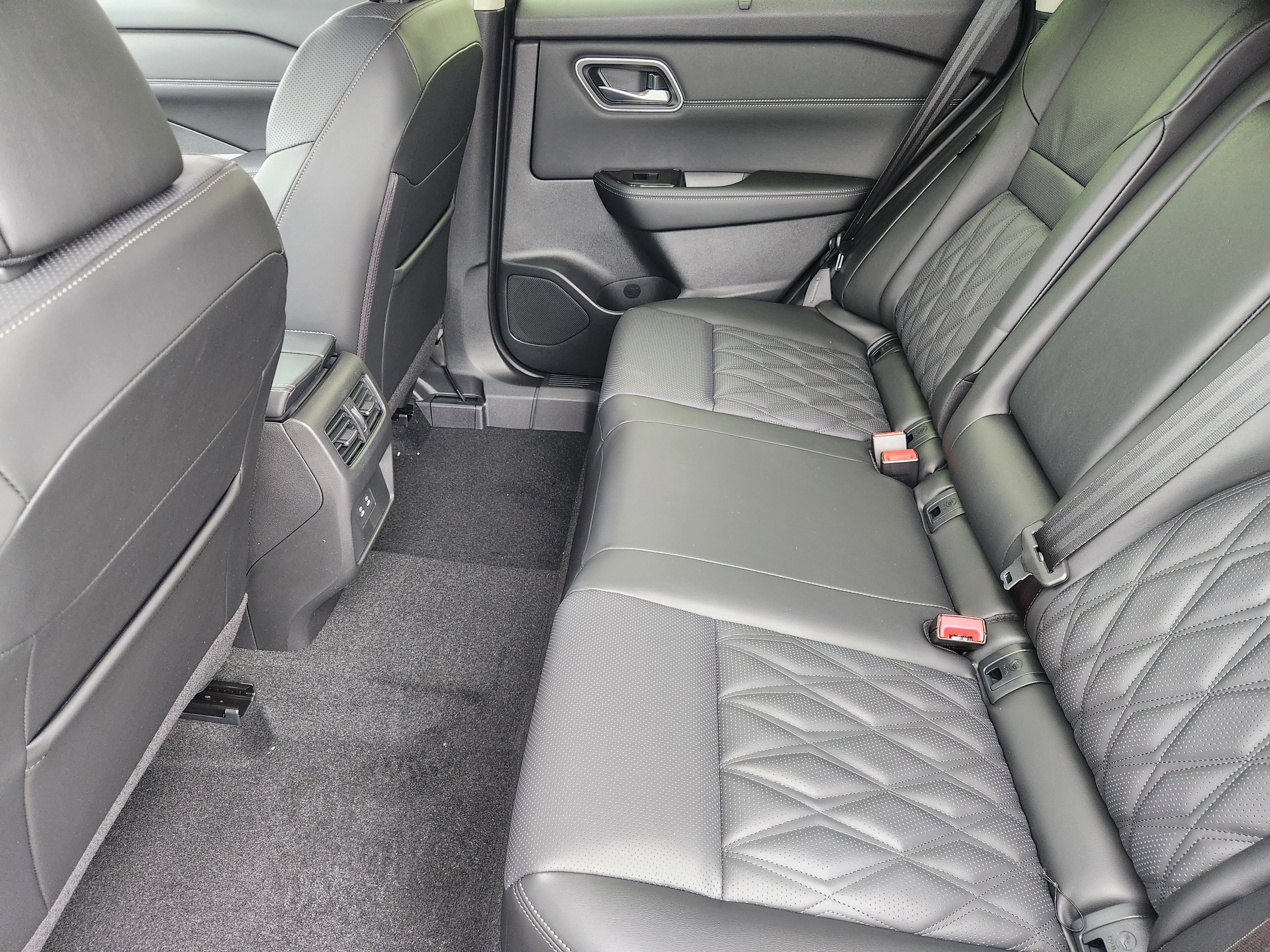 New 2026 Champagne Silver Metallic / Super Black Two-tone Nissan Platinum image 31